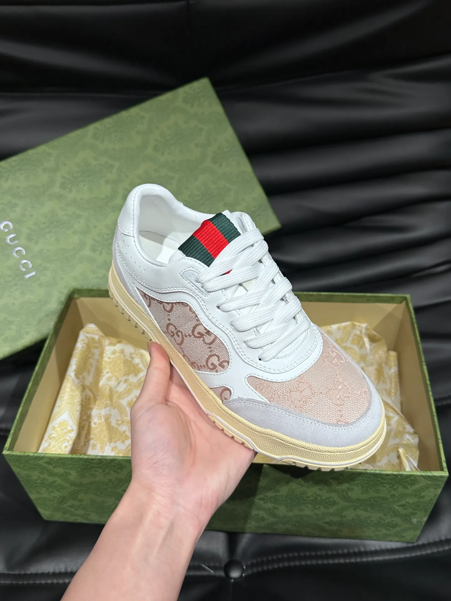 p480 Men's Men's Shoes Gucc*Gucci Re-Web series👫Couple's webbed leather sneakers, as the first sneakers created by Sabato De Sarno for Gucci, the Re-Web series reinterprets the brand's classic stripes, and sets off the modern silhouette design with bold and unique details. This shoe is crafted from iconic classic GG canvas and white leather. This new sneaker is ingeniously decorated with many of the brand's classic details, and is equipped with a bright red and green webbing tongue, which will make people fall in love at first sight. Yuan Size: Female 35-40 Male 39-44 (can be customized to 45, 46